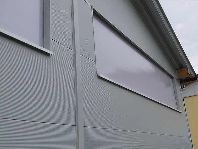 Lichtband mit Fensterblech in Sandwichwand