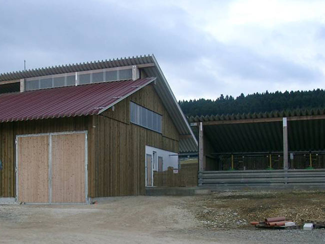 Aussenklimastall mit Sheddach und variabel zu öffnende Wandverkleidung