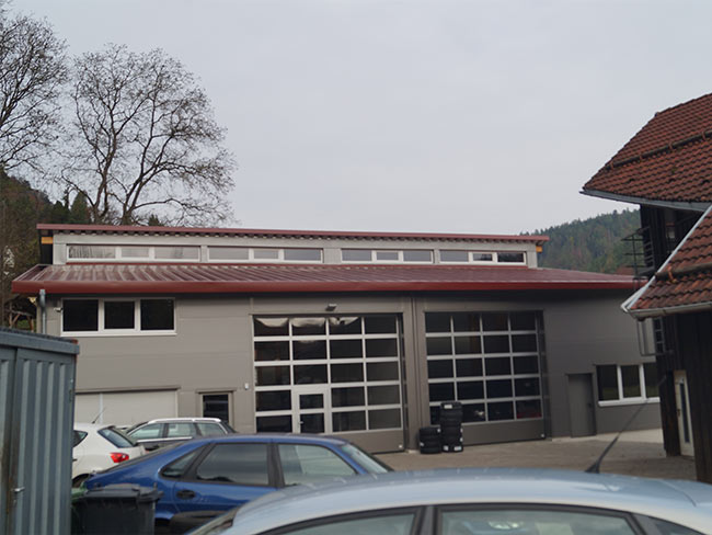 Fenster im Sheddach, Verblechung des Sheddaches