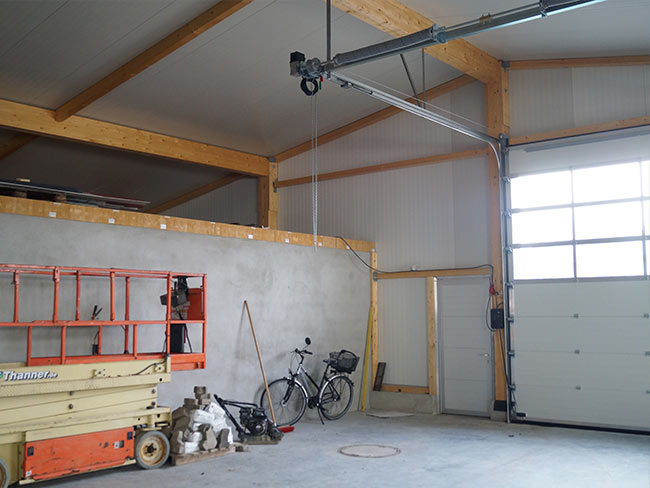 Einschaliges Sandwichdach in unterschiedlichen Dämmstärken überspannt das Dach ca. 5 m