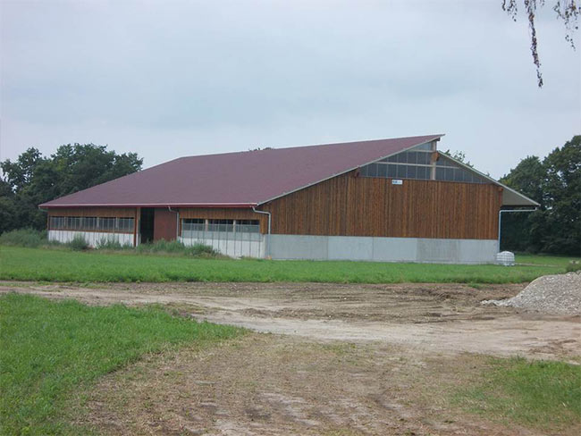 Schaftstall mit Sheddach und Hubfenster