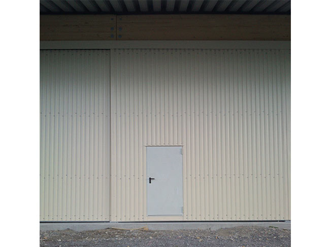 Stahleingangstüre im Tor