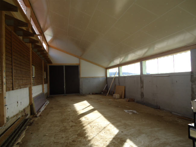 Stall mit Dämmplatten