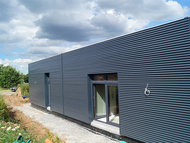 Ständerwand mit Stahltrapezblechwelle RAL 7016