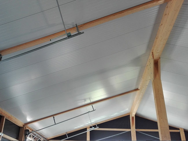 Pfettensystem mit Trapezblech und Dämmung mit Sandwichplatten